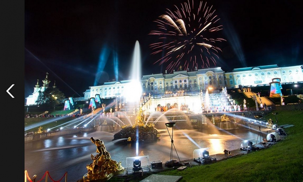Грандиозный праздник фонтанов прошел в Петергофе