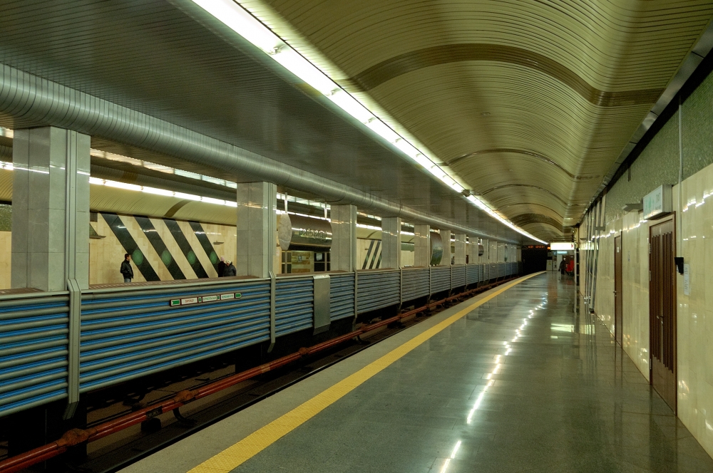 Станции и вагоны метро оборудуют розетками для телефонов