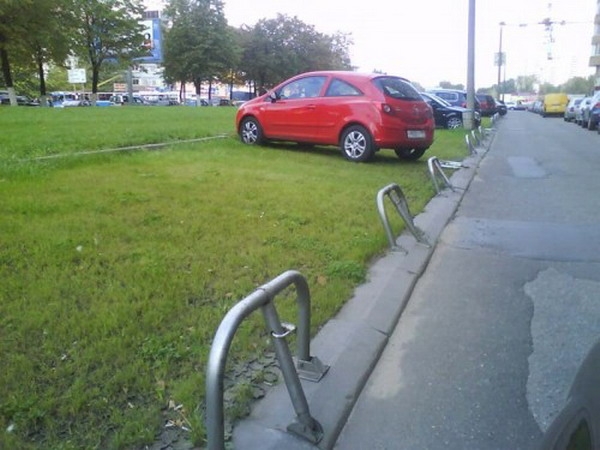 С субботы в Петербурге вводятся штрафы за парковку на газонах