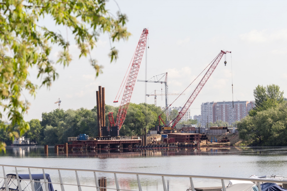 «Ривер Парк Коломенское»: в Нагатинском Затоне продолжается строительство пешеходного моста