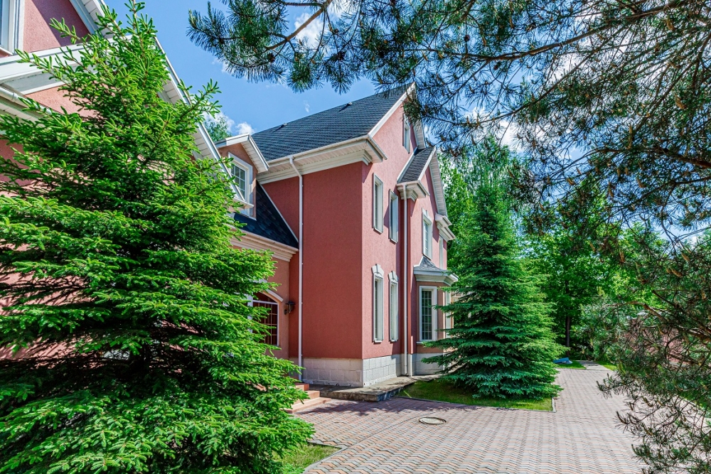 Самые доступные дома в элитных поселках Рублевки стоят 98 млн рублей